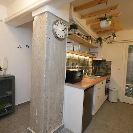 Apartment The Extravagant In Pagkrati, Near Stadium *